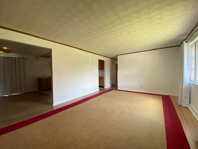 Building Photo - 3 Bedroom 1 Bathroom Available in Springfi...