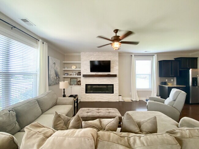 Building Photo - Ranch Style, Four Bedroom Home in Mill Creek!