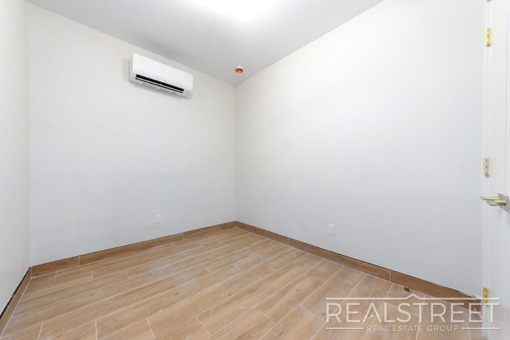 Building Photo - Spacious 5-Bedroom, 2-Bath Duplex in Prime...