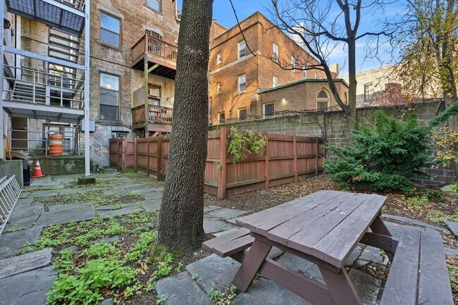 Building Photo - 174 Grand St