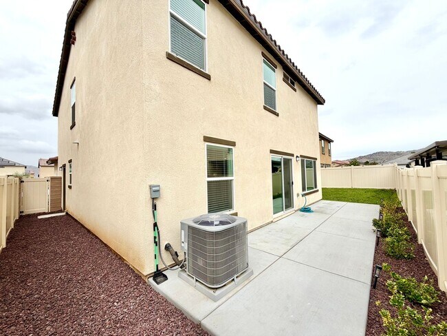 Building Photo - Move-In Ready 3 Bedroom 2.5 Bathroom Home with Loft, SOLAR & Modern Upgrades