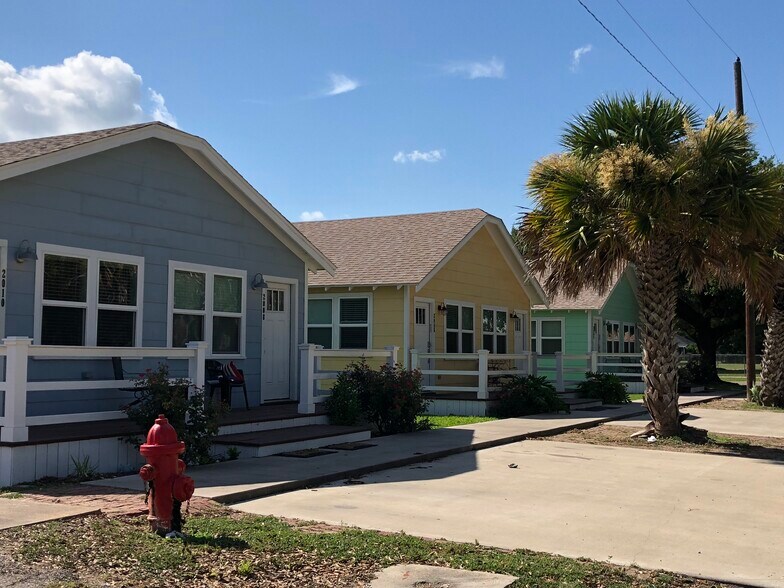 Building Photo - 2002 Live Oak Ave