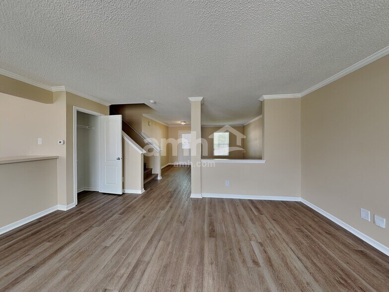 Building Photo - 10891 Albertson Dr