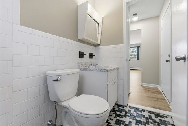 Building Photo - 6 Venice St