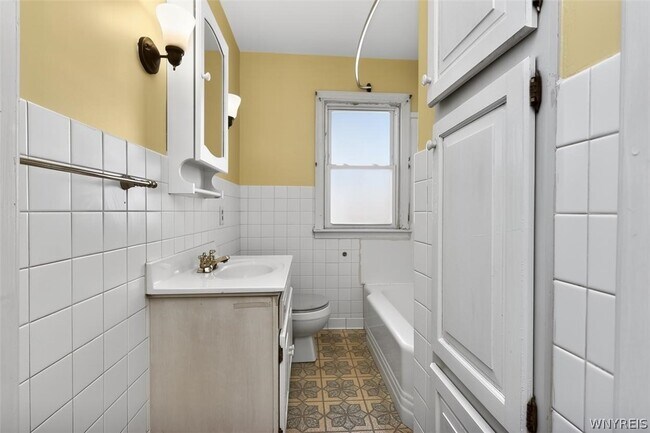 Building Photo - 420 25th St