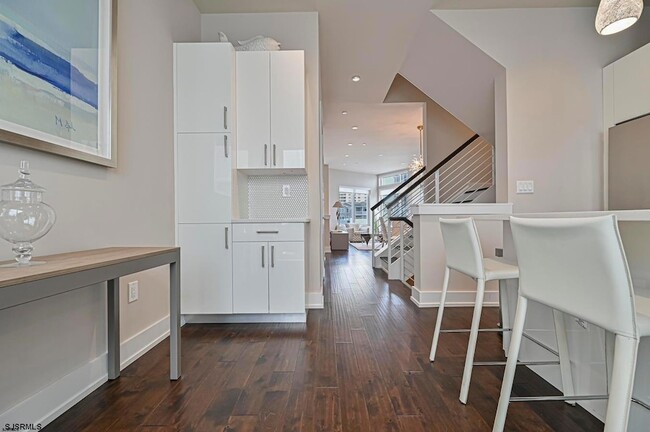 Building Photo - 112 S Weymouth Ave