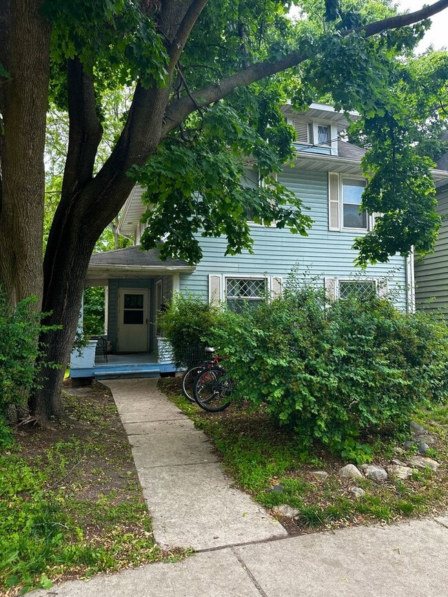 Building Photo - Spacious 5BR/2.5BA Home in Madison - Avail...