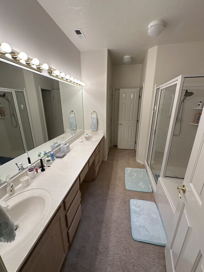 Building Photo - Furnished Quaint, Quiet Location, Centrally Located, 2 Bed 2.5 Bath