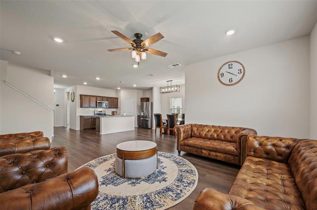 Building Photo - 901 Euston St