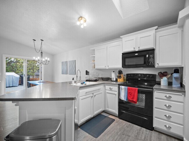 Building Photo - Bright & Comfortable 3 Bedroom Home (Furnished)