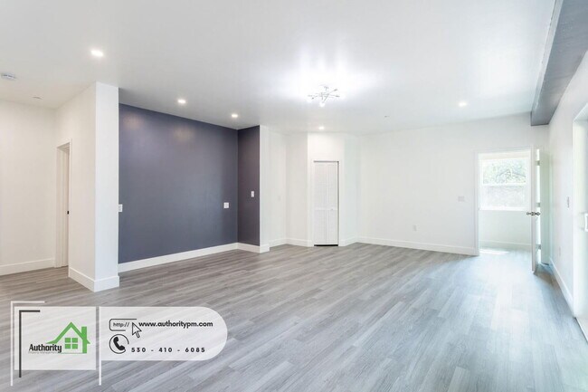 Building Photo - 1140 Redbud Dr