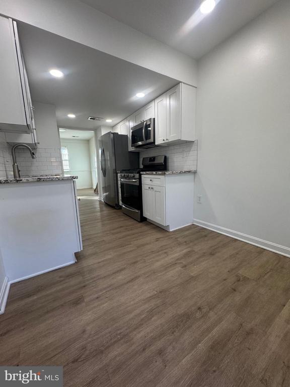 Building Photo - 2070 Mayflower Dr