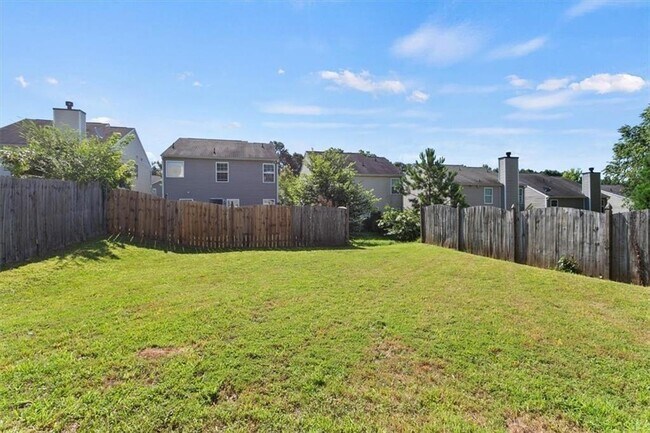 Building Photo - 2760 Englewood Dr