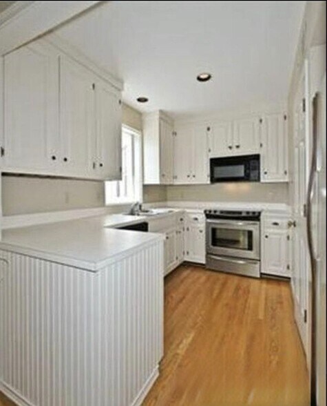 Building Photo - 105 Saint Charles Pl