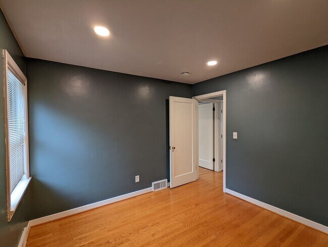 Building Photo - 4 br, 3 bath House - 2350 Boyer Ave E