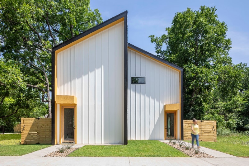 Building Photo - 605 E 7th St