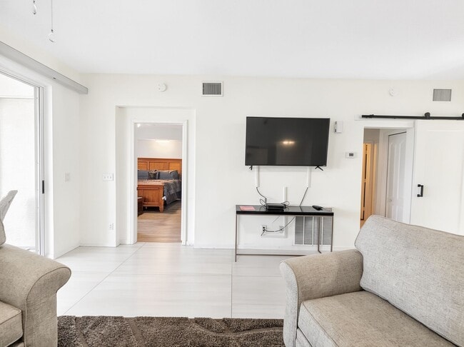 Building Photo - Beautifully furnished 2BR/2BA first-floor condo