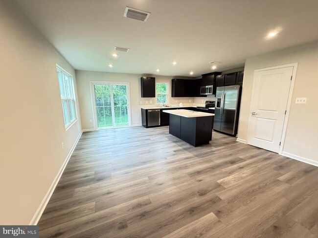 Building Photo - 613 Laurelwood Dr