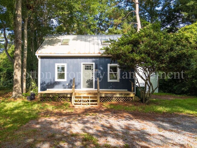 Building Photo - 2 BD/ 1 BA // Cottage Get Away just off of 42nd St // $1,875 per month // Pet Friendly*