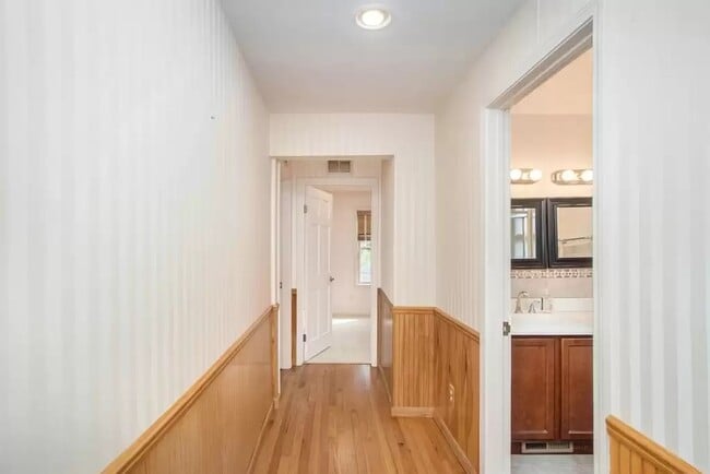 Building Photo - 4980 Ainsley Ave