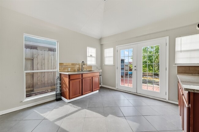 Building Photo - 5623 Brookhollow Oaks Trail