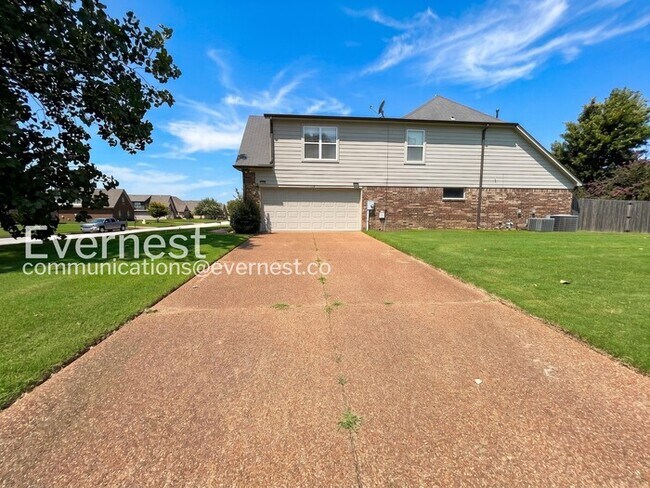 Building Photo - 4 Bed/2.5 Bath Home with Garage / Pet-Friendly / Vouchers Accepted / Available Now!