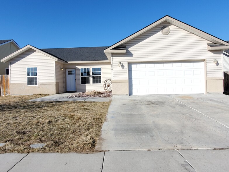 Front of house. - 776 Parkwood Dr