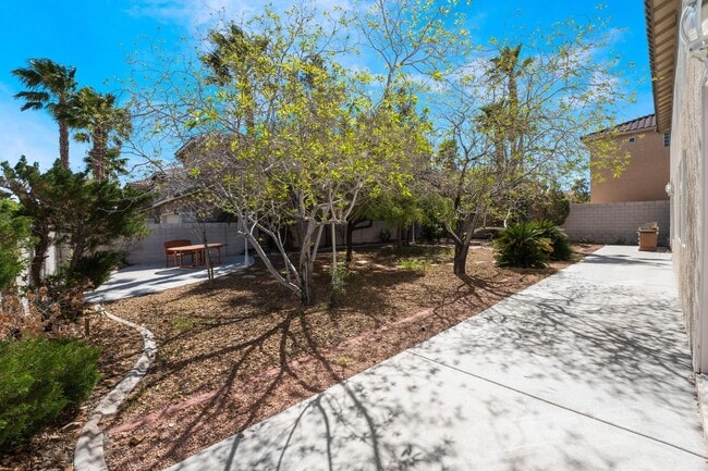 Building Photo - Luxurious Home in Gated Community