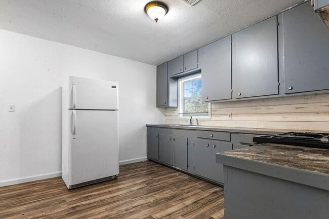 Building Photo - 472 E Main St