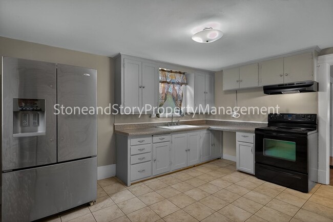 Building Photo - Large 4 bedroom 2 bath in well established Oakland neighborhood