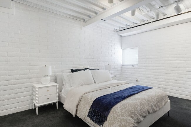 Building Photo - Mid-century modern home in Arcadia with pr...