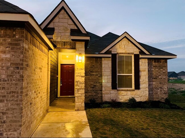 Building Photo - 808 Fallbrook Dr