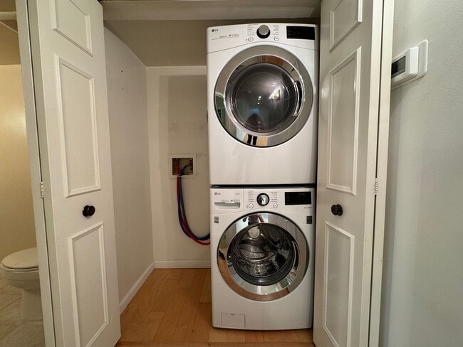 Building Photo - Sun-filled 1 Bed 1 Bath 1st Level Condo Wi...