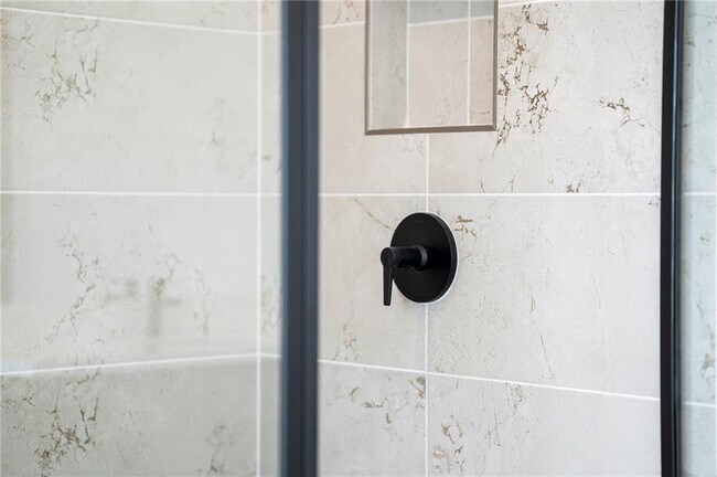 Building Photo - 1042 Winding Br Dr