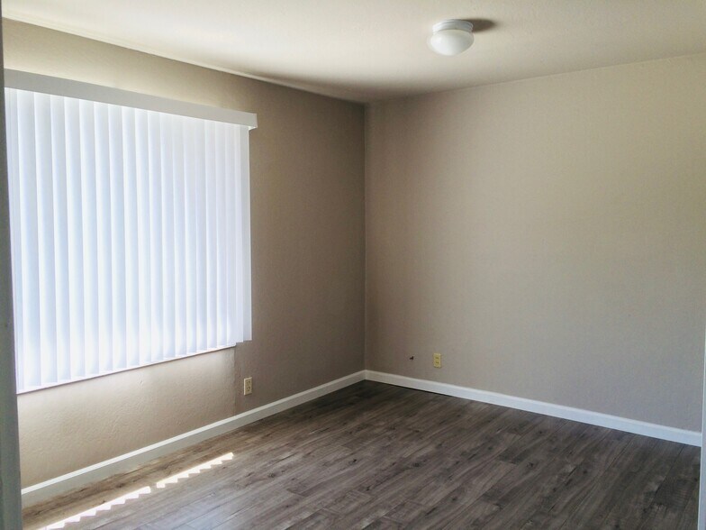 1 of 3 bedroom upper unit - 4239 Ogden Dr