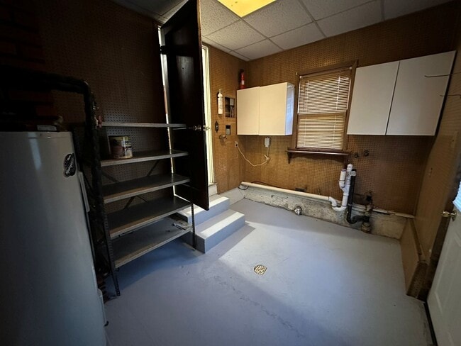 Building Photo - Rancher with Large Back Yard!