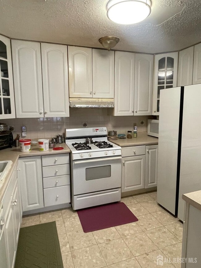 Building Photo - 92 Holly Rd