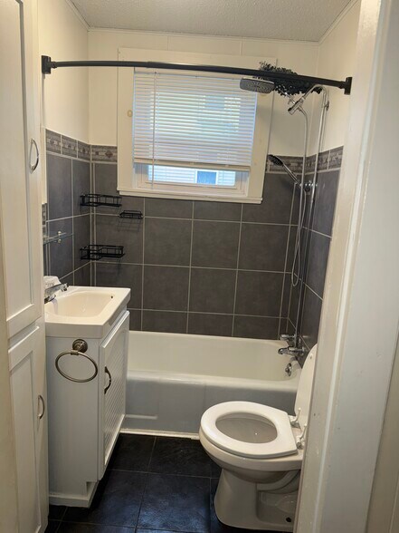 Building Photo - 39 Roland St