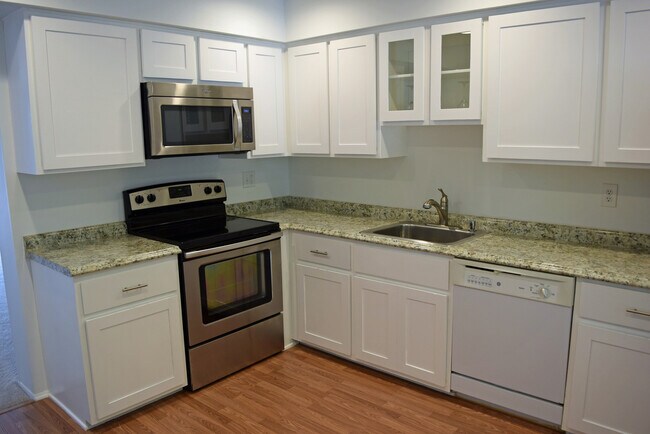 Building Photo - Sharp 2 bedroom, 2 1/2 bath with basement ...