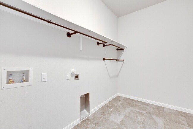 Building Photo - 3 Bedroom Home on Corner Lot - One Month FREE