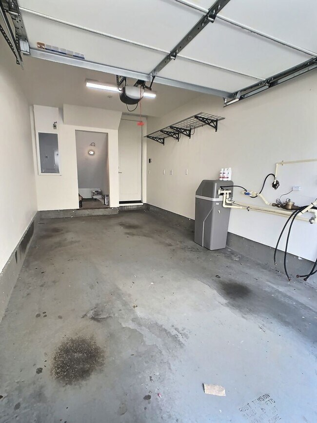 Building Photo - Bright 2 Bedroom Townhome in Downtown San Jose