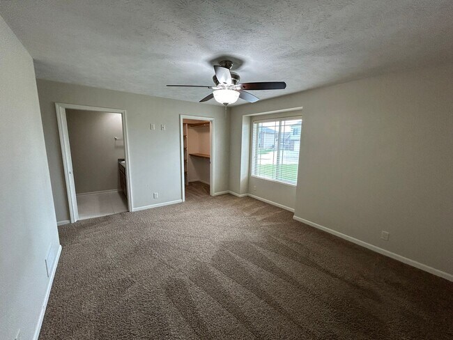 Building Photo - Beautiful, spacious, 4 bedroom, 3 bath tow...