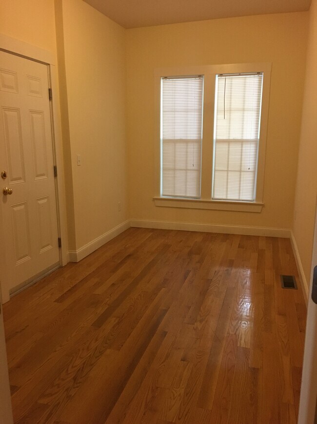 Building Photo - 423 Pawtucket St