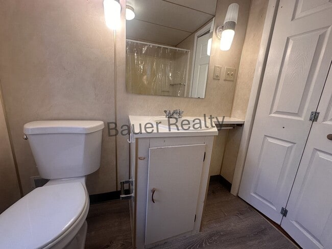 Building Photo - 3 -4 Bedroom Home Near Brookside Park