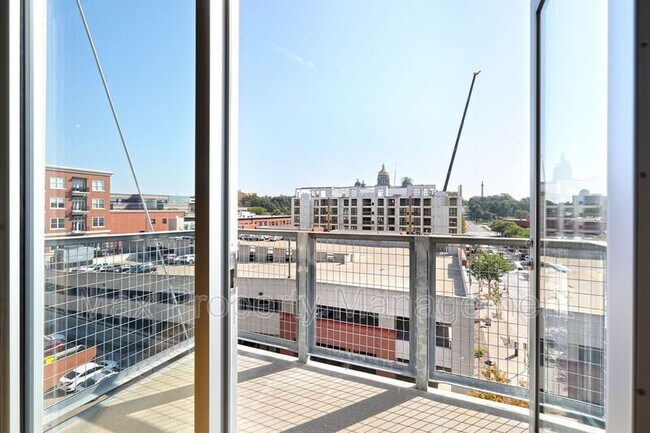 Building Photo - 309 E 5th St