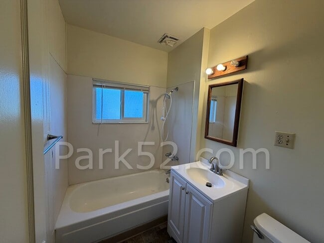 Building Photo - 2 Bedroom Tacoma Single Family Home