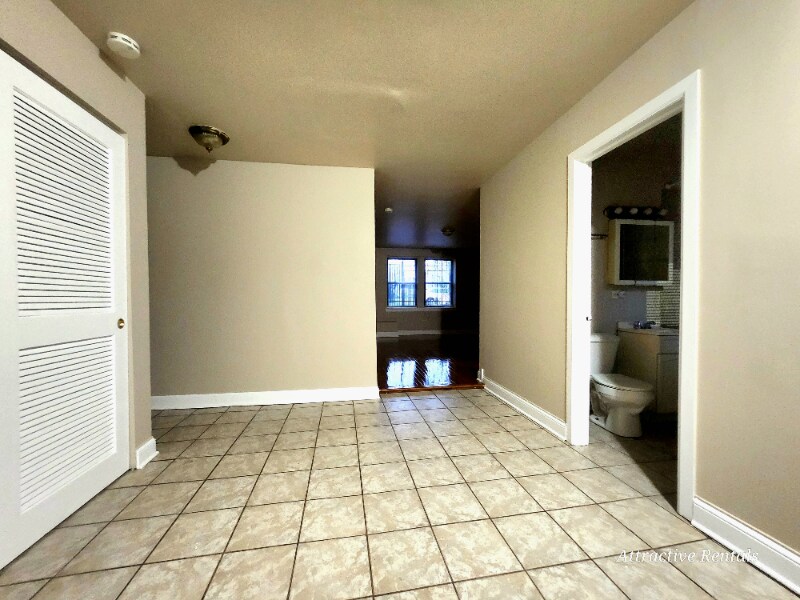 Building Photo - 4850 W Adams St