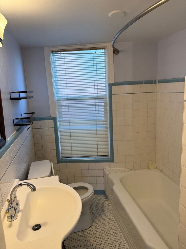 Building Photo - Updated 2 bed 1 bathroom in the avenues!