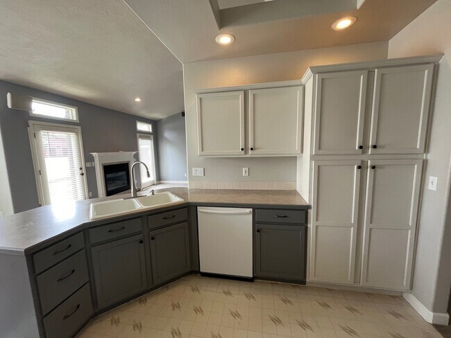 Building Photo - 2030 N Springland Pl