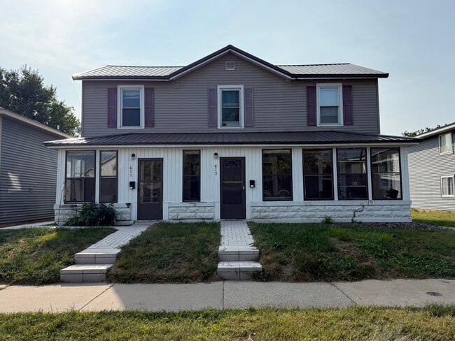 Building Photo - 611 9th St N